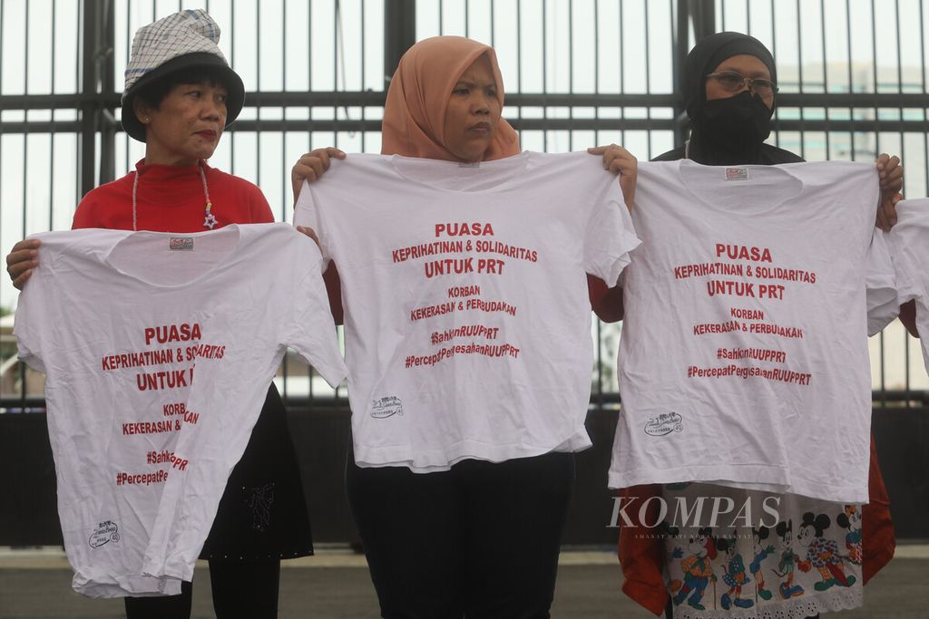 Sejumlah peserta unjuk rasa membawa kaos bertuliskan aspirasi mereka dalam aksi memperingati Hari Pekerja Rumah Tangga di depan kompleks gedung Parlemen, Jakarta, Rabu (15/2/2023). Mereka menyesalkan dan merasa prihatin atas proses RUU PPRT dan mendesak untuk disahkan.