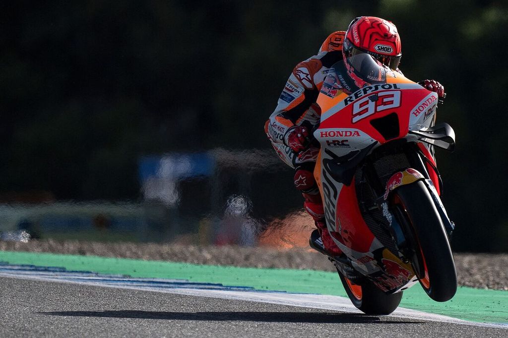 Pebalap tim Honda Marc Marquez memacu motornya pada sesi latihan bebas pertama MotoGP Spanyol di Sirkuit Jerez, Jumat (29/4/2022). Marquez sudah diizinkan berlatih menggunakan motor setelah menjalani operasi keempat pada humerus kanannya. Marquez ditargetkan sembuh sepenuhnya pada musim 2023.