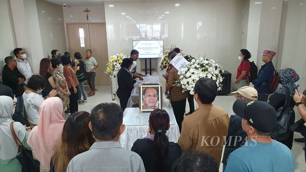 Keluarga dan teman-teman mendoakan cendekiawan Ignas Kleden yang disemayamkan di Rumah Duka Carolus, Jakarta Pusat, Senin (22/1/2024). Ignas meninggal pukul 03.42 dalam usia 75 tahun setelah menjalani perawatan intensif selama sepekan di Rumah Sakit Suyoto, Jakarta Selatan.