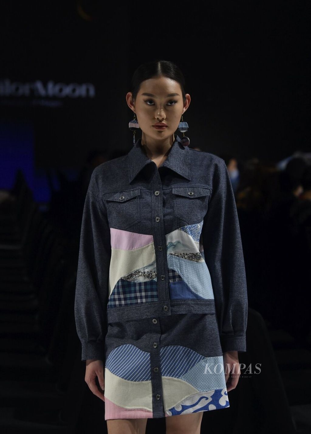 Model membawakan busana koleksi jenama Tailor Moon persembahan Pintu Incubator dalam JF3 Fashion Festival 2022 di Summarecon Kelapa Gading, Jakarta, Sabtu (3/9/2022). 