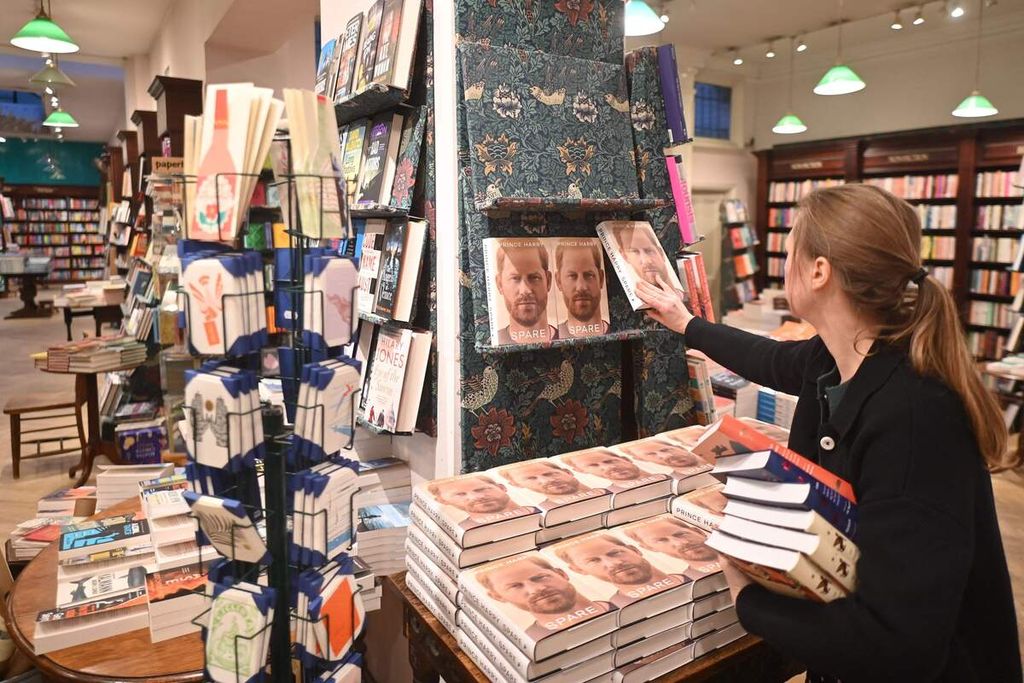 Seorang karyawan memajang buku terbaru Pangeran Harry berjudul <i>Spare </i>di toko buku Daunt Books, Marylebone High Street, London, Inggris, 10 Januari 2023. 