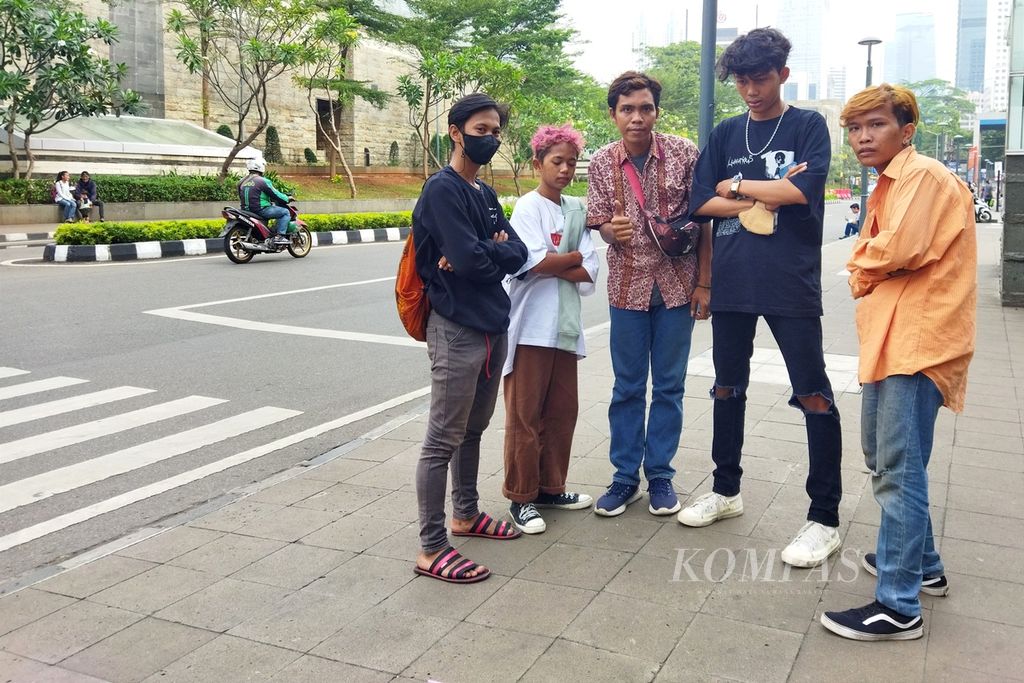 Anak-anak muda berpakaian ala Citayam, berkumpul di kawasan Sudirman, Dukuh Atas, Jakarta Pusat, Selasa (22/8/2022).