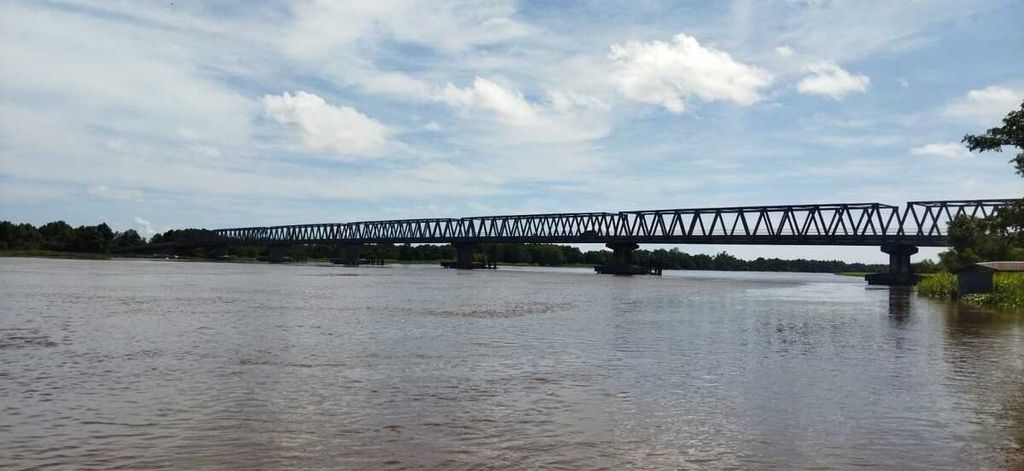 Jembatan sepanjang 400 meter membentang dari Desa Kilangan ke Desa Kayu Menang, Kecamatan Kuala Baru, Kabupaten Aceh Singkil, Aceh, Minggu (14/5/2023). Jembatan tersebut dibangun dengan skema tahun jamak menggunakan dana otonomi khusus dan rampung pada Desember 2022.