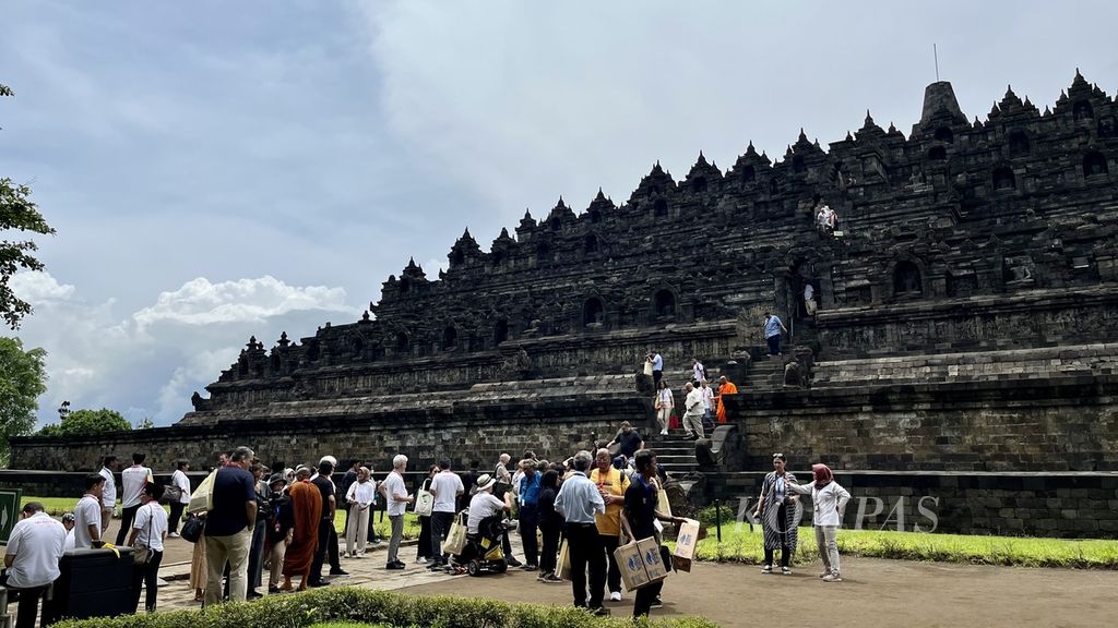Sejumlah peserta G20 Religion Forum atau R20 mengunjungi situs Candi Borobudur di Magelang, Jawa Tengah, Minggu (6/11/2022).