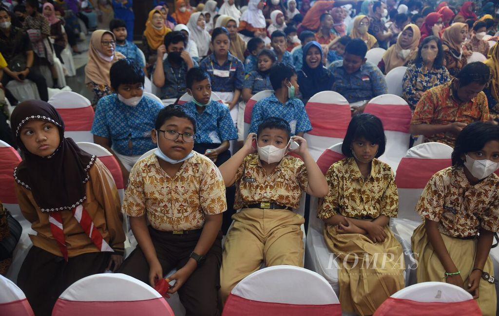 Siswa Sekolah Inklusi Negeri menghadiri peringatan Hari Disabilitas Internasional di Convention Hall, Kota Surabaya, Jawa Timur, Jumat (2/12/2022). 