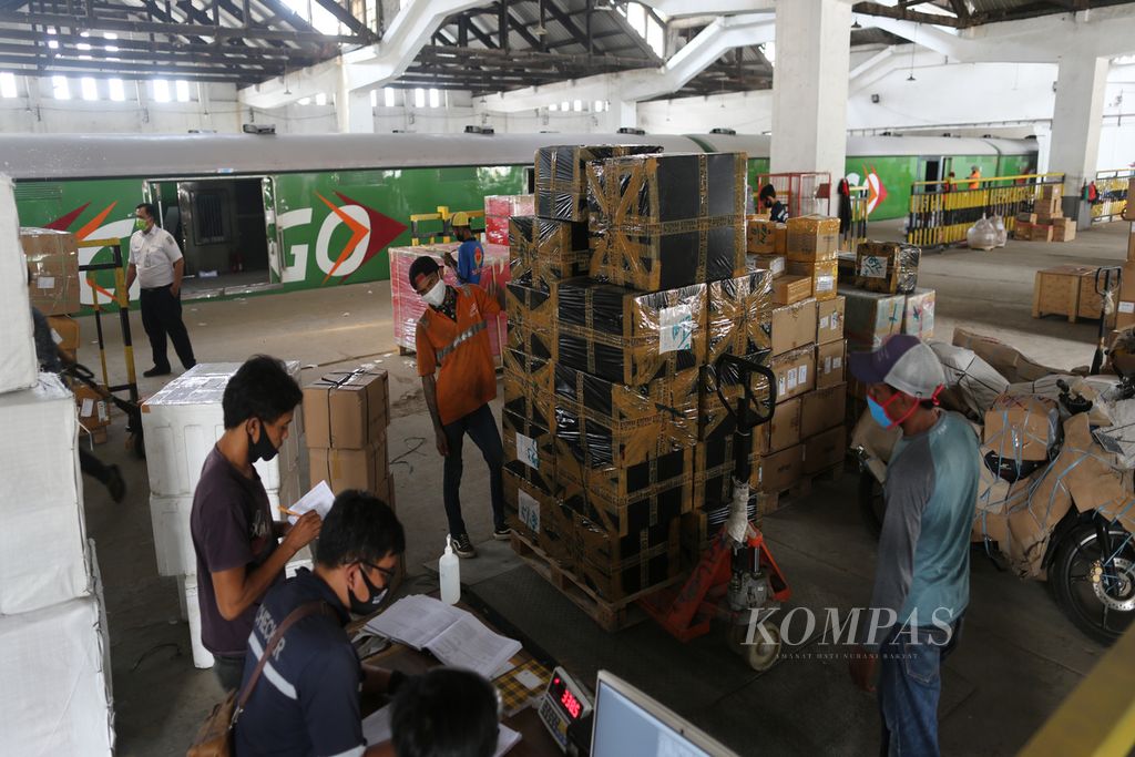 Pekerja sedang mendata paket barang yang masuk di Stasiun Jakarta Gudang, Kampung Bandan, Jakarta sebelum dikirim kejumlah kota di Pulau Jawa dengan menggunakan jasa kereta barang yang dikelola oleh Rail Express, Rabu (29/7/2020). 