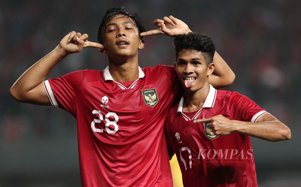 Pemain tim nasional Indonesia U-19 Rabbbani Tasnim (kiri) merayakan golnya ke gawang Filipina pada laga penyisihan Grup A Piala AFF U-19 2022 di Stadion Patriot Chandrabhaga, Bekasi, Jawa Barat, Jumat (8/7/2022). Indonesia menang 5-1 atas Filipina. 