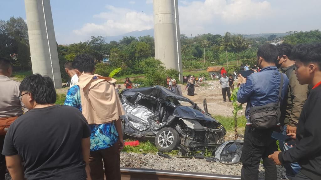 Sebuah minibus tertabrak kereta api <i>feeder</i> atau penghubung untuk kereta cepat rute Padalarang-Bandung di Jawa Barat, Kamis (14/12/2023). Dua penumpang tewas dalam peristiwa ini.
