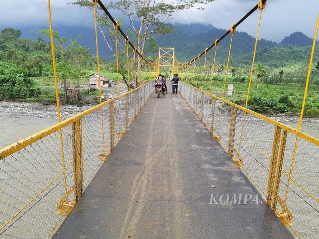Jembatan gantung di Desa Sikundo, Kecamatan Pante Ceuremen, Kabupaten Aceh Barat, Aceh, dibangun menggunakan dana otonomi khusus. Sebagian besar pembangunan fisik di Aceh mengandalkan dana otonomi khusus