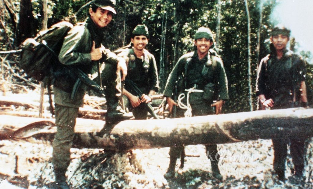 Foto repro dokumentasi prajurit Kopassus. Tampak Prabowo Subianto (kiri) saat bertugas di medan Timor Timur.