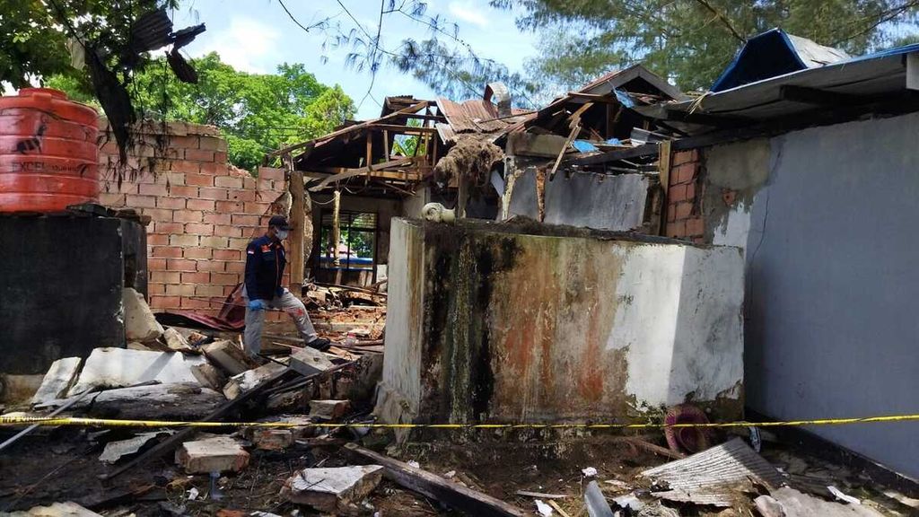 Tim Labfor Polda Sultra melakukan olah TKP di salah satu gedung Mako Ditpolairud Polda Sultra yang rusak setelah ledakan terjadi pada Kamis (8/9/2022), di Kendari, Sulawesi Tenggara. Ledakan terjadi di gudang penyimpanan barang bukti, yang juga membuat sejumlah kerusakan di rumah warga.