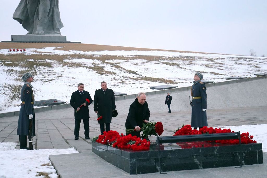 Presiden Rusia Vladimir Putin (tengah) berkunjung ke Mamayev Kurgan, kompleks untuk mengenang Perang Dunia II, di Volgograd, Rusia, 2 Februari 2023, dalam perayaan 80 tahun kemenangan Soviet pada Perang Stalingrad selama Perang Dunia II. 