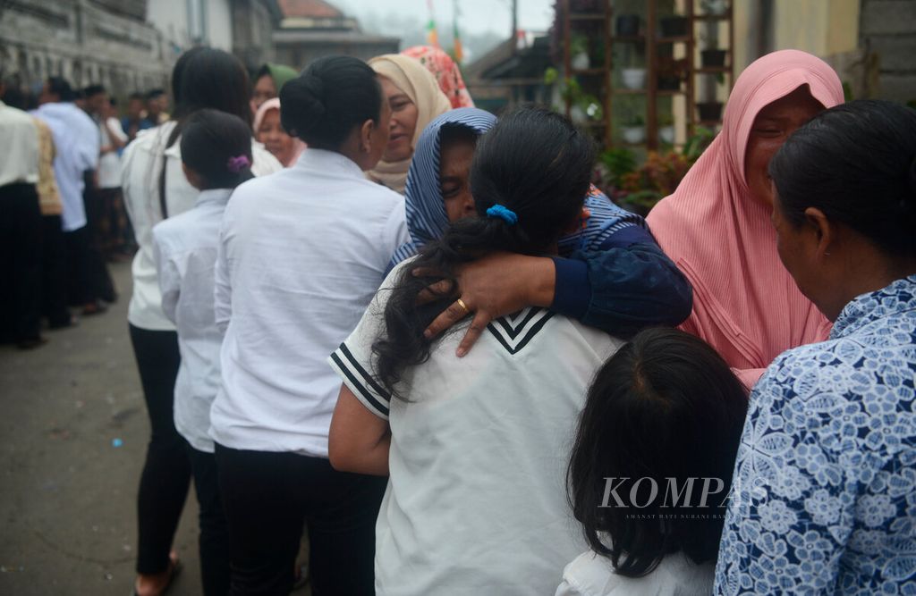 Suasana warga yang saling bersilaturahim antara warga muslim dan pemeluk non-Muslim saat Idul Fitri di Dusun Tekelan, Desa Batur, Kecamatan Getasan, Kabupaten Semarang, Jawa Tengah, Senin (2/5/2022). 