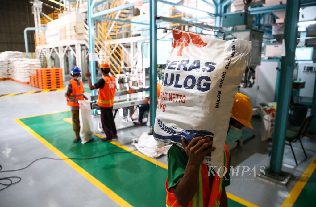 Pekerja mengangkut beras stabilisasi pasokan dan harga pangan (SPHP) yang telah dikemas di gudang Bulog Kanwil Jakarta Banten di Kelapa Gading, Jakarta Utara, Senin (9/10/2023). Untuk mengendalikan harga beras, pemerintah menaikkan jumlah beras program SPHP dari 50.000 ton per bulan menjadi 100.000 ton per bulan.