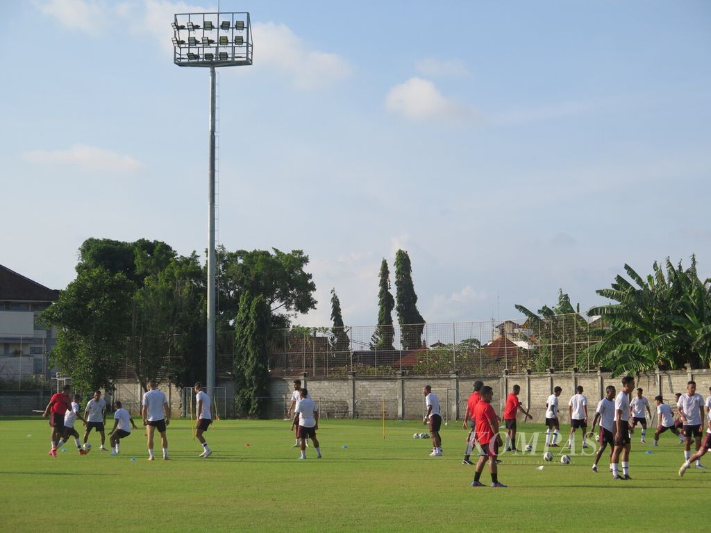 Para pemain Bali United pada sesi latihan jelang laga Piala AFC 2022 melawan Kaya-Iloilo di Lapangan Gelora Trisakti, Badung, Bali, Rabu (29/6/2022). Bali mengejar kemenangan pada laga melawan Kaya-Iloilo, Kamis (30/6), untuk menjaga asa lolos ke fase gugur.