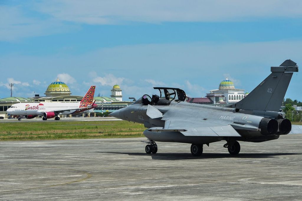 Foto tanggal 19 Mei 2019 ini memperlihatkan sebuah jet tempur Rafale berada di Pangkalan Angkatan Udara Blang Bintang, Provinsi Aceh.
