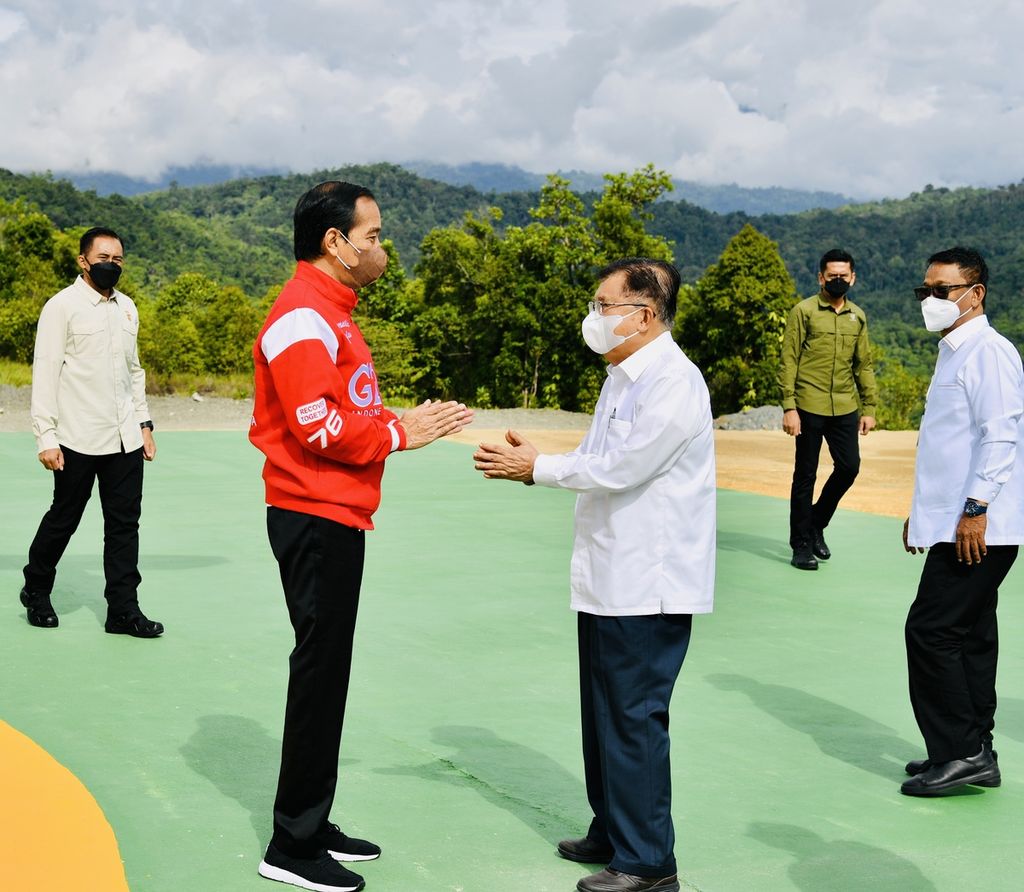 Wakil Presiden ke-10 dan ke-12 RI yang sekaligus Founder Kalla Group, Jusuf Kalla, menjemput Presiden Joko Widodo di helipad sebelum meresmikan pembangkit listrik tenaga air PT Poso Energy di Poso, Sulawesi Tengah, Jumat (25/2/2022). 