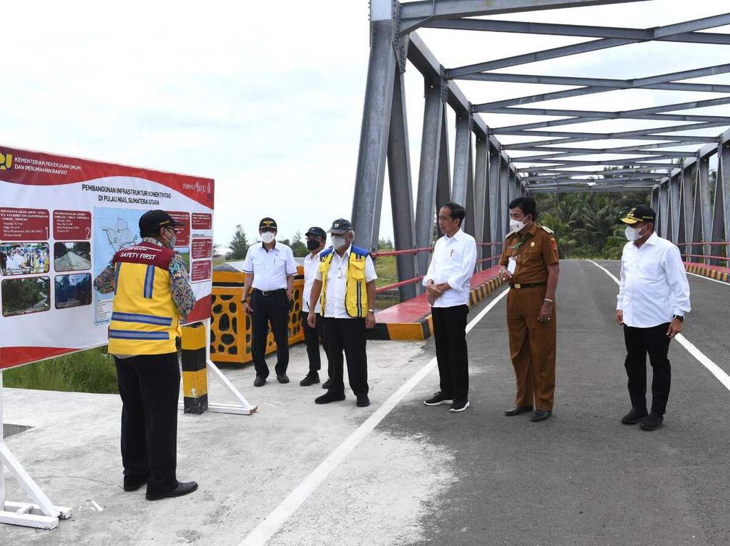 Pada kunjungan kerja di Sumatera Utara, Presiden Joko Widodo meninjau infrastruktur Jalan Nasional Lingkar Nias dan Jembatan Idano Sibolou di Kabupaten Nias Barat, Rabu (6/7/2022).