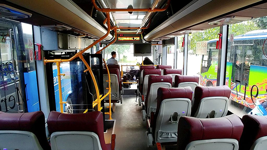 Kondisi interior bus Royaltrans, Jumat (24/11). Royaltrans adalah satu dari  dua layanan baru dari PT Transportasi Jakarta (Transjakarta) yang sudah beroperasi meskipun dalam tahap uji coba. Royaltrans mengedepankan kenyamanan dan keamanan, serta ongkos yang terjangkau.