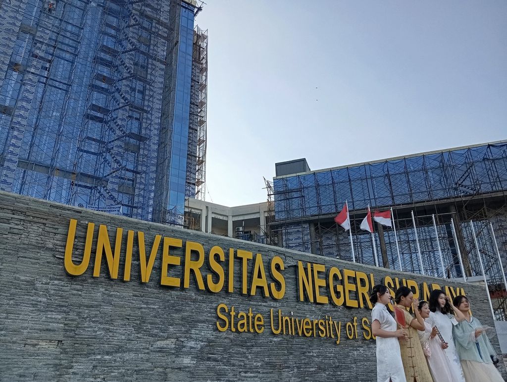 Mahasiswa dan mahasiswi mancanegara peserta Universitas Negeri Surabaya International Cultural Festival, Jumat (6/9/2024).