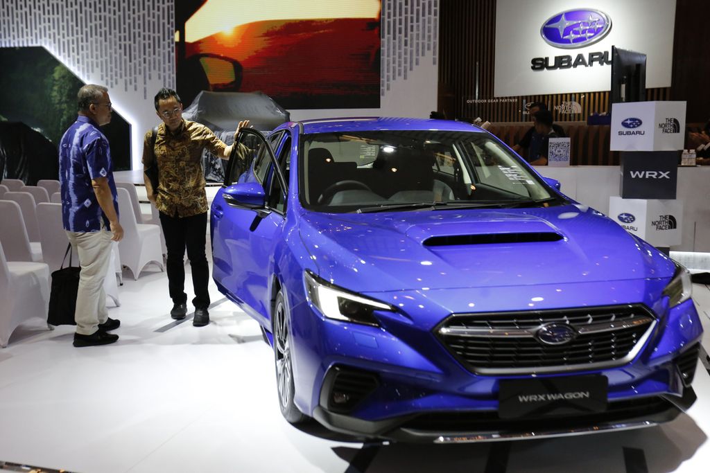 Pengunjung melihat kendaraan yang dipamerkan dalam ajang Gaikindo Jakarta Auto Week 2023 di Jakarta Convention Center, Senayan, Jakarta, Jumat (10/3/2023). Pameran otomotif yang diikuti lebih dari 60 jenama ini akan berlangsung hingga 19 Maret.