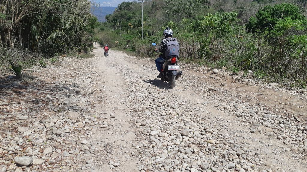 Kondisi jalan rusak di Kabupaten Malaka, Nusa Tenggara Timur, pada 30 Oktkber 2020. Jalan yang melewati Kecamatan Sasitamean, Malaka Tengah, dan Laenmanen merupakan jalan nasional.
