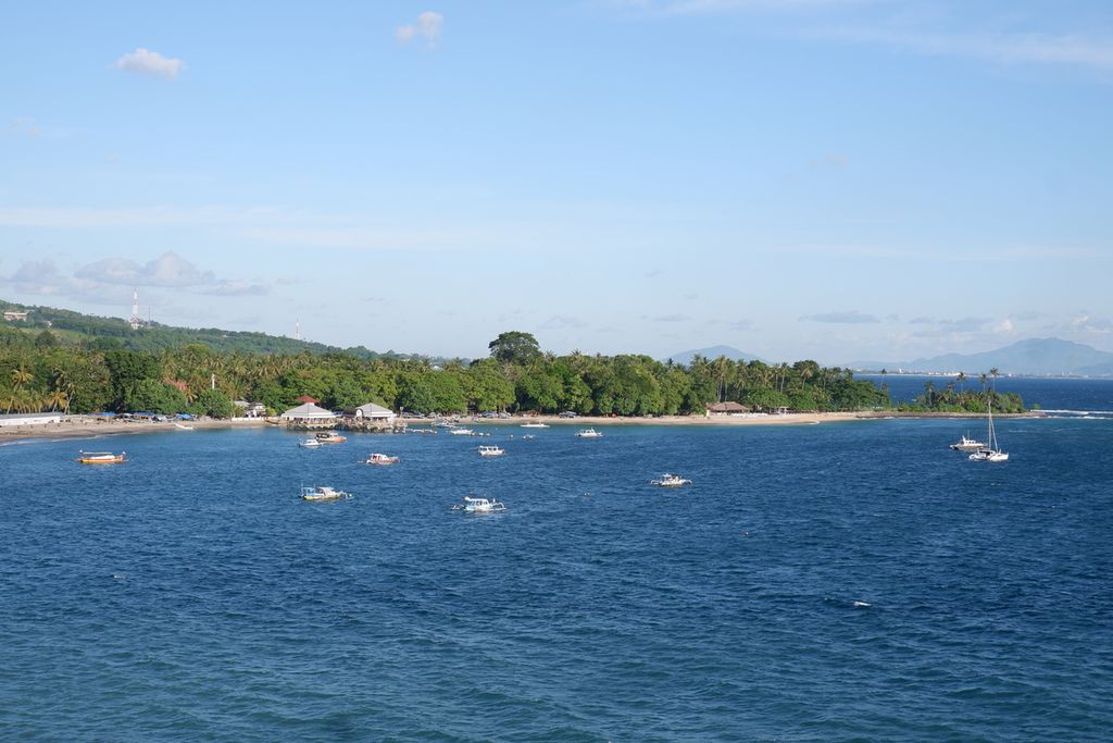 Kapal-kapal wisata berlabuh di kawasan Pantai Senggigi, Batulayar, Lombok Barat, Nusa Tenggara Barat, Selasa (20/4/2021) sore. Kunjungan wisatawan diprediksikan menurun seiring berbagai pembatasan oleh pemerintah guna menekan penularan Covid-19.