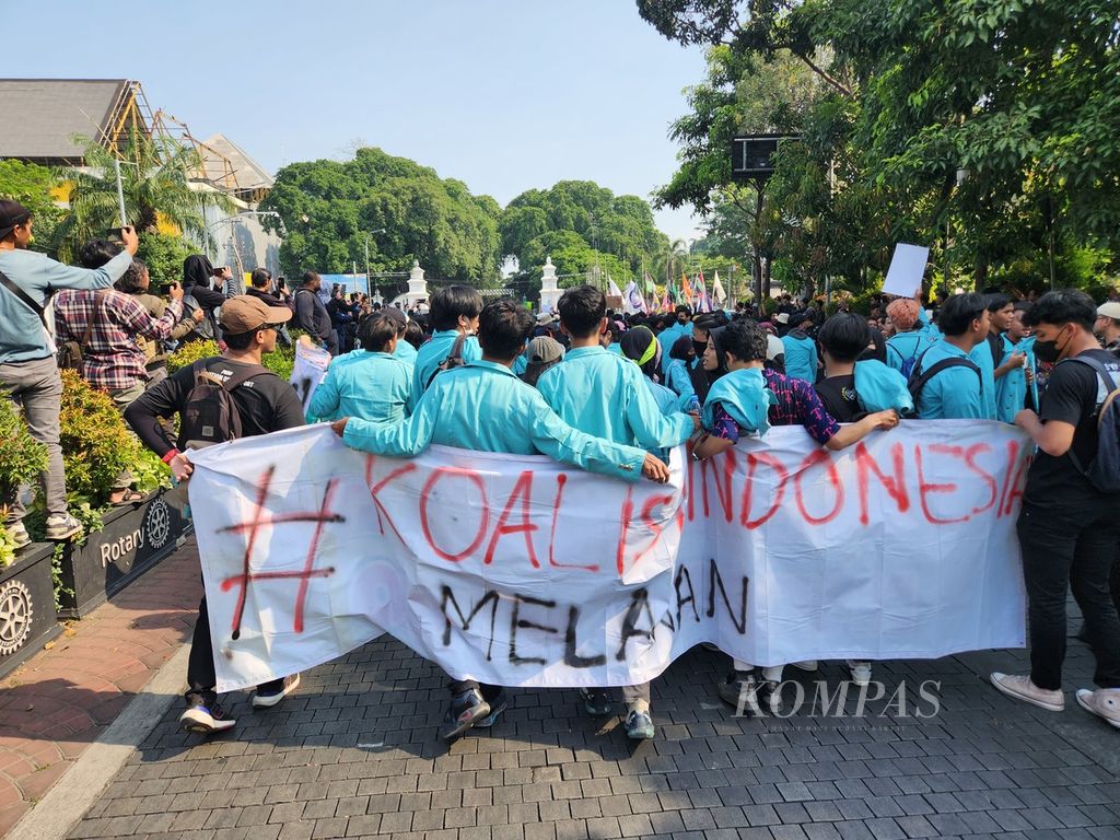 Sekelompok mahasiswa melakukan aksi jalan mundur dalam unjuk rasa yang digelar, di Balai Kota Surakarta, Jawa Tengah, Kamis (22/8/2024). Aksi itu menyoroti soal rencana revisi UU Pilkada oleh DPR yang berlangsung secara tiba-tiba. Jalan mundur menyiratkan makna kemunduran demokrasi.