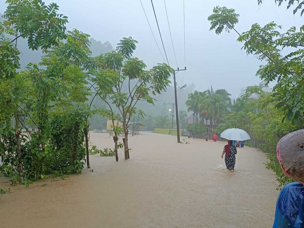 Banjir di Kecamatan Lhoong, Kabupaten Aceh Besar, Provinsi Aceh, Kamis (1/9/2022), menggenangi badan jalan. Sejumlah daerah di Aceh banjir setelah diguyur hujan dalam intensitas tinggi.