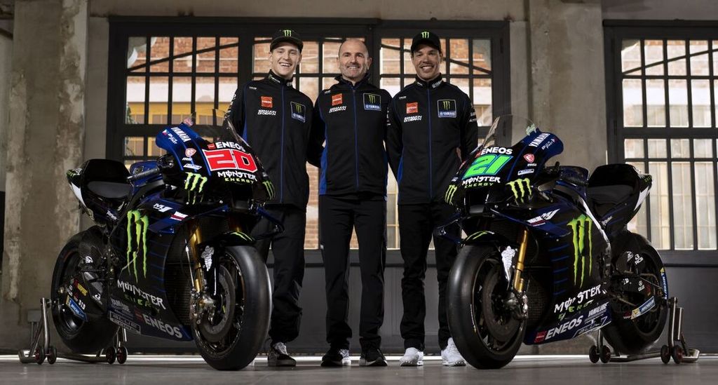 Fabio Quartararo (kiri) dan Franco Morbidelli mengapit Direktur Tim Monster Energy Yamaha Massimo Meregalli saat berpose dengan motor baru YZR-M1, Jumat (4/2./2022). 