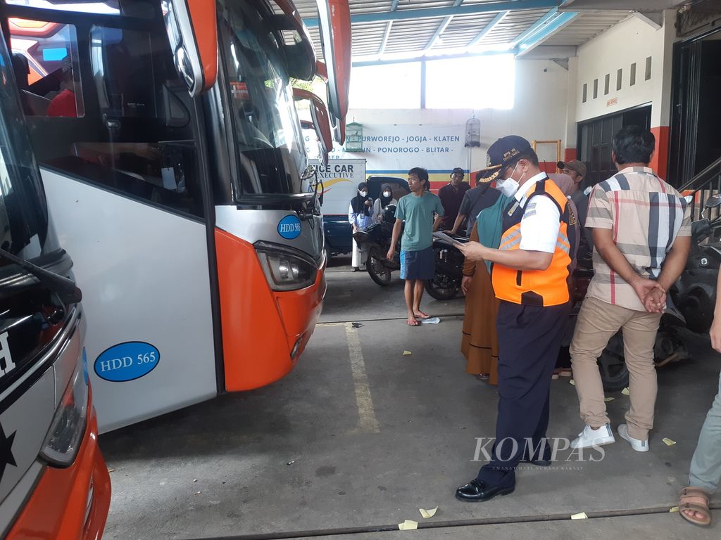 Petugas Balai Pengelolaan Transportasi Darat Wilayah VII Sumatera Selatan memeriksa kelaikan kendaraan di Pul Rosalia Indah Palembang, Sumatera Selatan, Senin (10/4/2023). Pemeriksaan bus kian masif dilakukan jelang Idul Fitri 2023.
