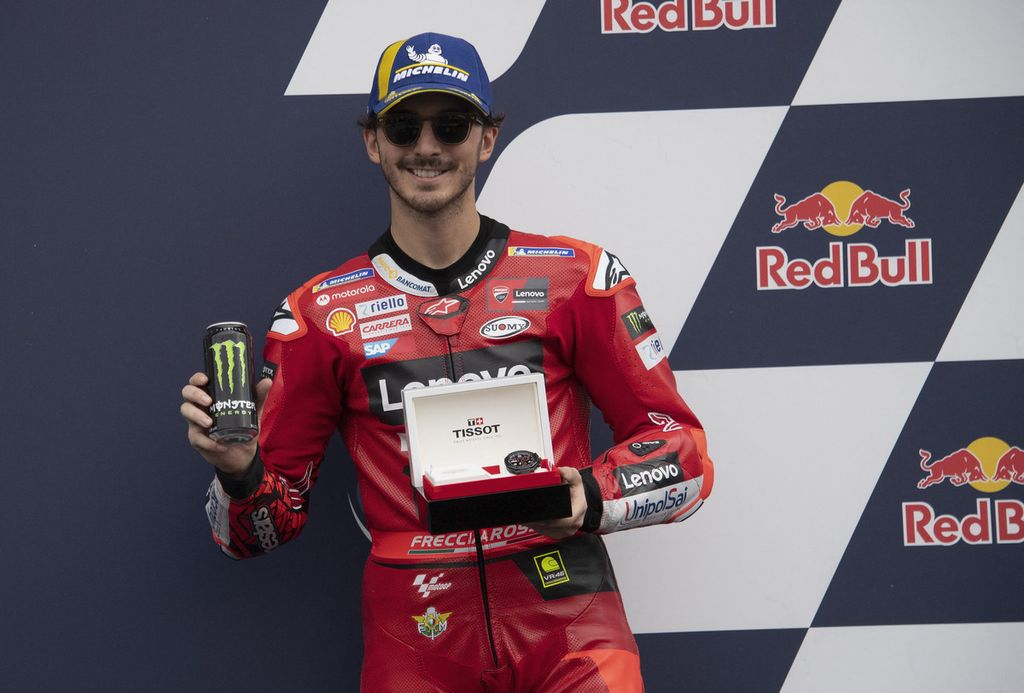 Pebalap Ducati Francesco Bagnaia berpose setelah merebut posisi start pertama dalam sesi kualifikasi MotoGP seri Amerika di Sirkuit COTA, Austin, Texas, Sabtu (15/4/2023) waktu setempat. 