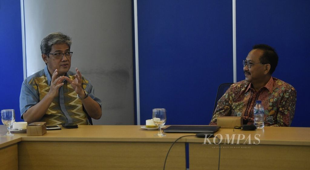 Kepala Otorita Ibu Kota Negara (IKN) Nusantara Bambang Susantono (kanan) dan Wakil Kepala Otorita IKN Nusantara Dhony Rahajoe memaparkan sejumlah hal terkait pembangunan IKN Nusantara dalam kunjungan ke Redaksi <i>Kompas </i>di Jakarta, Sabtu (19/3/2022). Kunjungan diterima oleh Pemimpin Redaksi Kompas Sutta Dharmasaputra dan jajaran redaksi. Bambang Susantono dan Dhony Rahajoe dilantik sebagai kepala dan wakil kepala otorita IKN Nusantara oleh Presiden Joko Widodo di Istana Negara, Jakarta, pada 10 Maret 2022. 