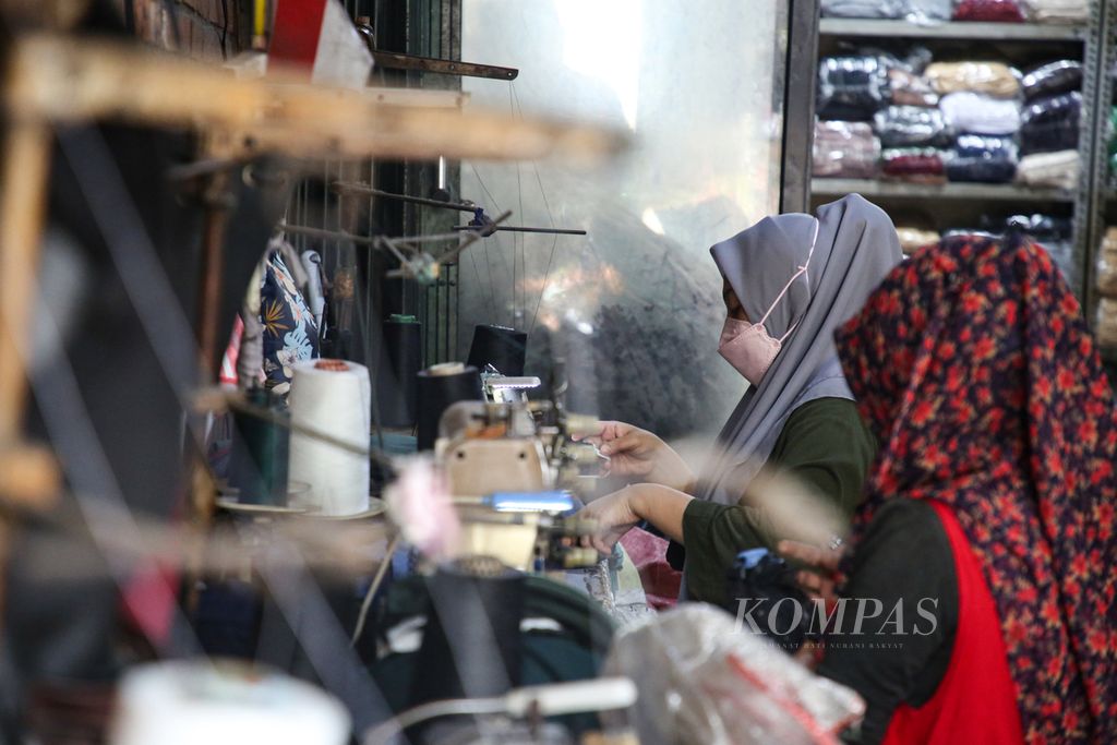 Aktivitas pekerja di usaha mikro, kecil, dan menengah (UMKM) di kawasan Tugu Utara, Jakarta Utara, Senin (15/1/2024). Celana <i>legging</i> anak dijual mulai dari Rp 6.000 hingga Rp 12.000 per potong, sedangkan harga <i>legging</i> dewasa dijual Rp 14.000 hingga 19.000 per potong. 