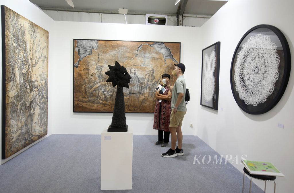 Sejumlah koleksi lukisan dipamerkan di galeri seni dalam perhelatan Art Jakarta Gardens di Hutan Kota by Plataran, Senayan, Jakarta, Sabtu (9/4/2022). 