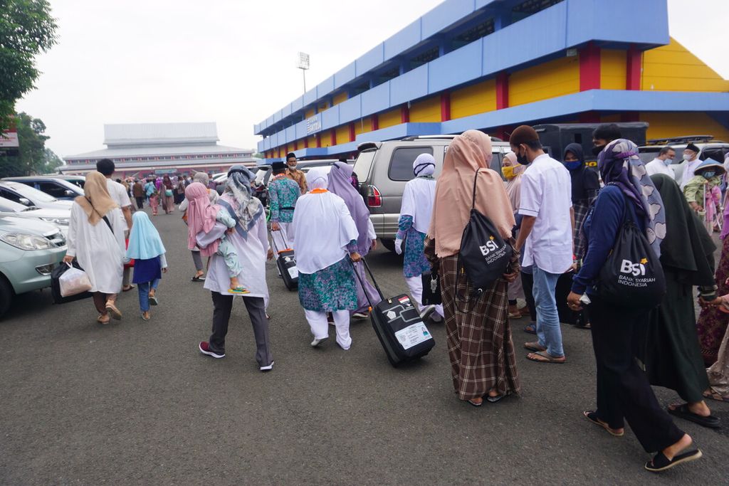 Suasana pemberangkatan calon jemaah haji di GOR Satria Purwokerto, Banyumas, Jawa Tengah, Rabu (22/6/2022).