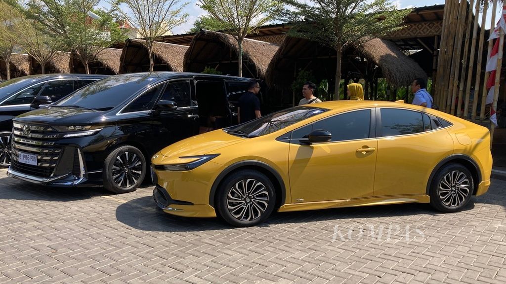 Dua mobil berteknologi hibrida yang diikutsertakan dalam acara Journalist Test Drive PT Toyota-Astra Motor, Senin (26/8/2024) hingga Rabu (28/8/2024), yakni All New Toyota Prius dan All New Toyota Vellfire. Total ada 13 mobil berteknologi HEV dan PHEV yang diuji di perjalanan ini.