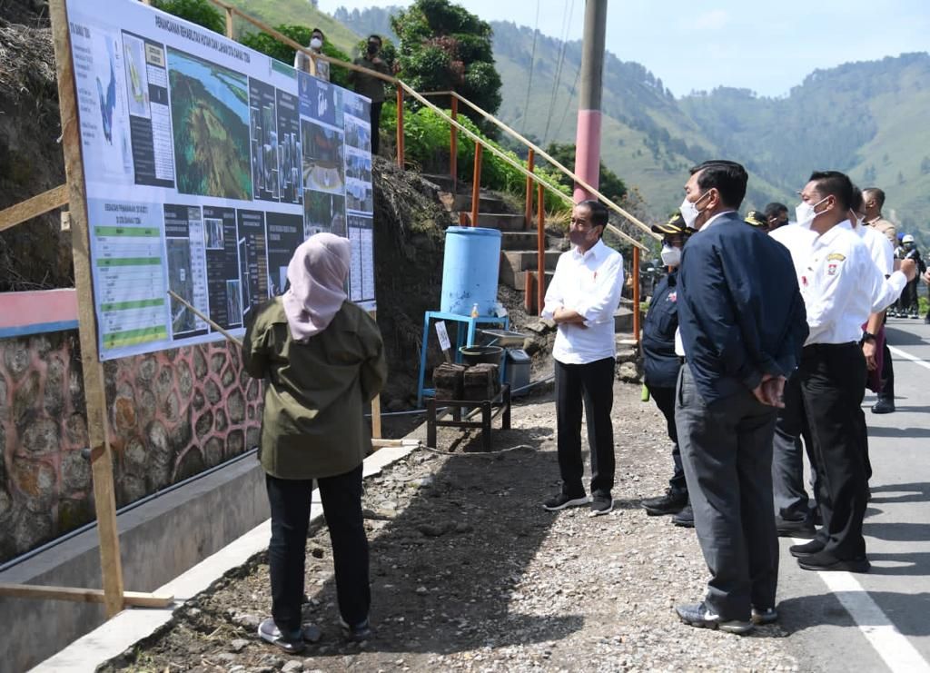 Presiden Joko Widodo melakukan kegiatan penanaman pohon bersama masyarakat di Desa Simangulampe, Kecamatan Bakti Raja, Kabupaten Humbang Hasundutan, Provinsi Sumatera Utara, pada Kamis, 3 Februari 2022.