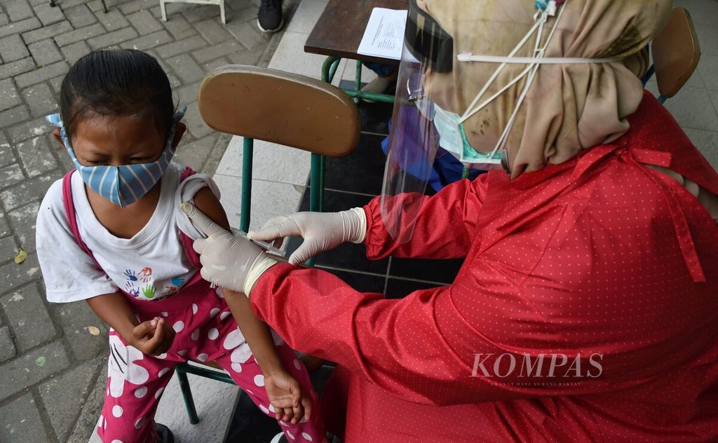 Siswa disuntik vaksin Measles Rubella (MR) di SD Karunia Hidup, Surabaya, Jawa Timur, Rabu (14/10/2020). Imunisasi MR (untuk kelas 1 dan 5) dan HPV (untuk kelas 6) yang berlangsung selama bulan Oktober menyasar 43.688 anak tingkat sekolah dasar. Walau masih belajar dari rumah, diharapkan imunisasi yang diberikan dapat menjaga kekebalan tubuh siswa di tengah Pandemi.