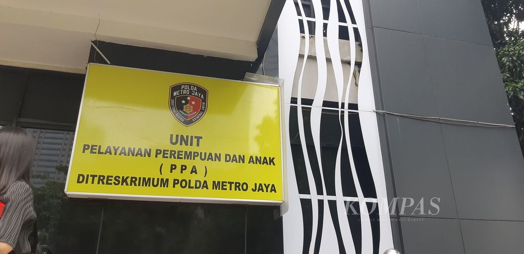 Papan nama Kantor Unit Pelayanan Perempuan dan Anak (PPA) Polda Metro Jaya, Jakarta, Rabu (8/3/2023).