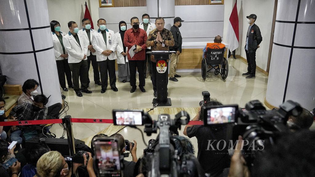 Suasana saat Ketua Komisi Pemberantasan Korupsi Firli Bahuri memberikan keterangan dalam ekspos penahanan Gubernur Papua Lukas Enembe (duduk di kursi roda) di RSPAD Gatot Subroto, Jakarta, Rabu (11/1/2023). 