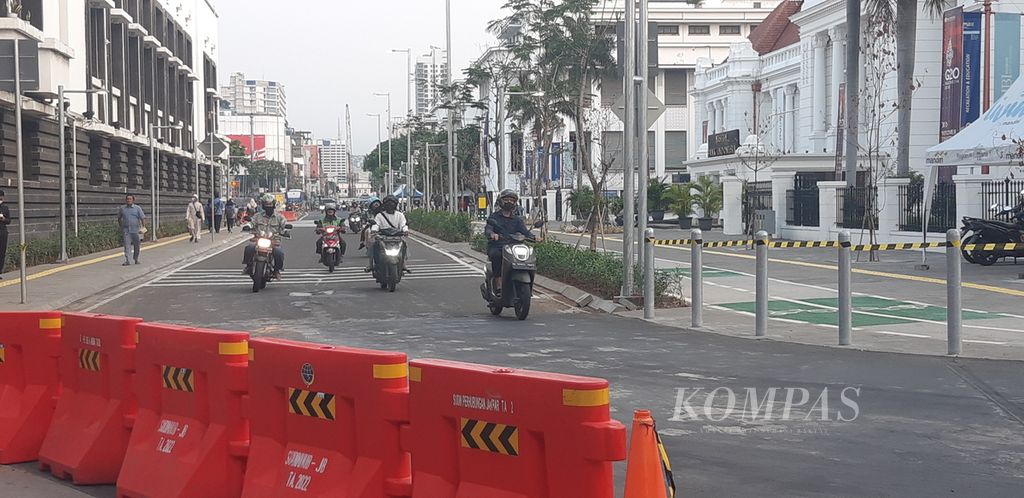 Sejumlah sepeda motor melintas di Jalan Pintu Besar Utara, kawasan Kota Tua, Jakarta, Selasa (13/9/2022). Sejak ditetapkan sebagai kawasan bebas emisi atau <i>low emission zone</i>, jalan itu tidak diperuntukkan bagi kendaraan bermotor selain bus Transjakarta.
