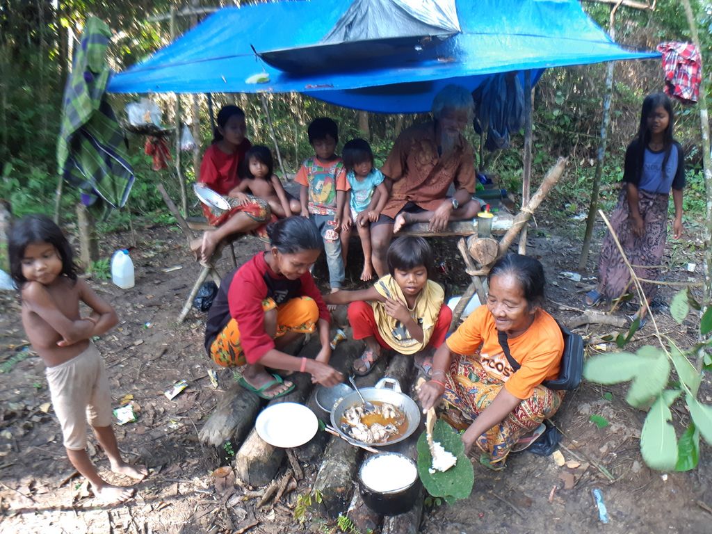 Warga komunitas Orang Rimba menyiapkan makanan seusai ritual memandikan bayi di wilayah Punti Kayu, Taman Nasional Bukit Duabelas, Jambi, Sabtu (2/7/2022). Pelestarian hutan perlu diperkuat sebagai ruang hidup bagi komunitas pedalaman itu.