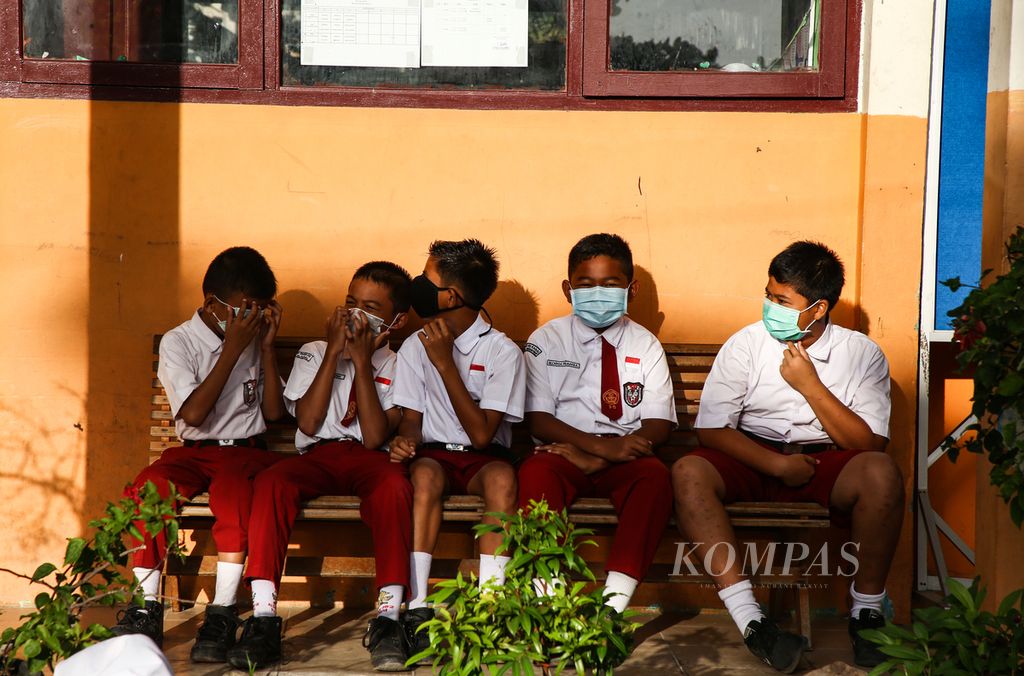 Siswa SD Negeri 002 Ranai, Pulau Natuna, Kepulauan Riau, mengenakan masker pada Februari 2020. 