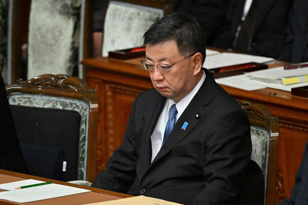 Dalam foto ini mantan Kepala Sekretaris Kabinet Jepang Hirokazu Matsuno saat menghadiri penyampaian mosi tidak percaya kepada kabinet Perdana Menteri Fumio Kishida, Rabu (13/12/20203), oleh partai oposisi di Parlemen di Tokyo. 