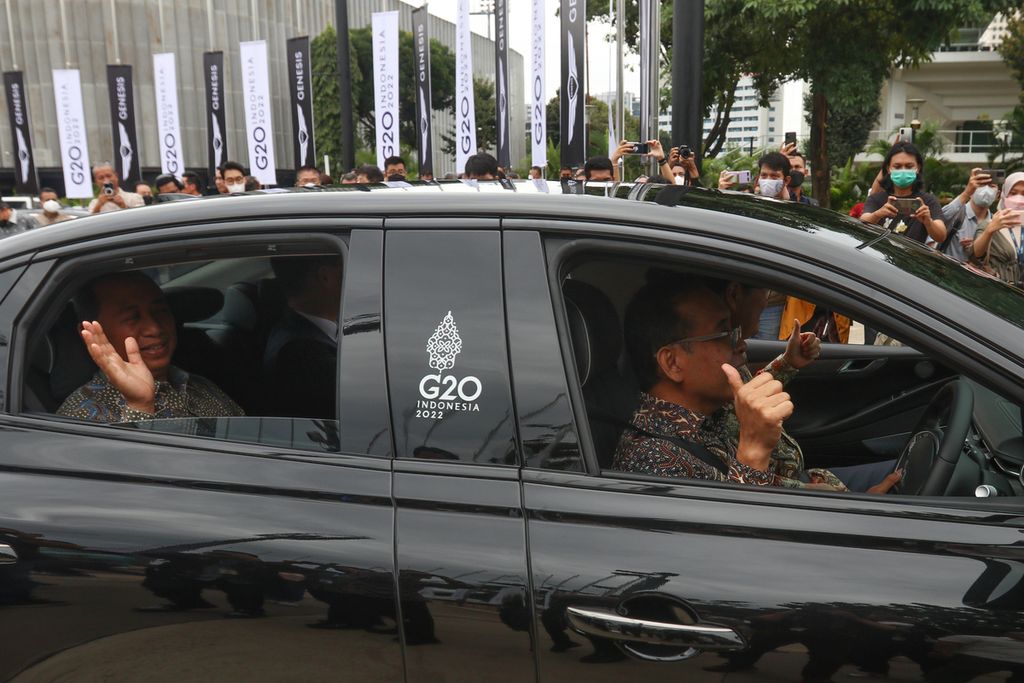 Menteri Sekretaris Negara RI Pratikno (kanan) dan Sekretaris Kementerian Sekretariat Negara RI Setya Utama (kiri) mencoba mobil listrik Genesis Electrified G80 di Kompleks Gelora Bung Karno, Senayan, Jakarta, Selasa (25/10/2022). 