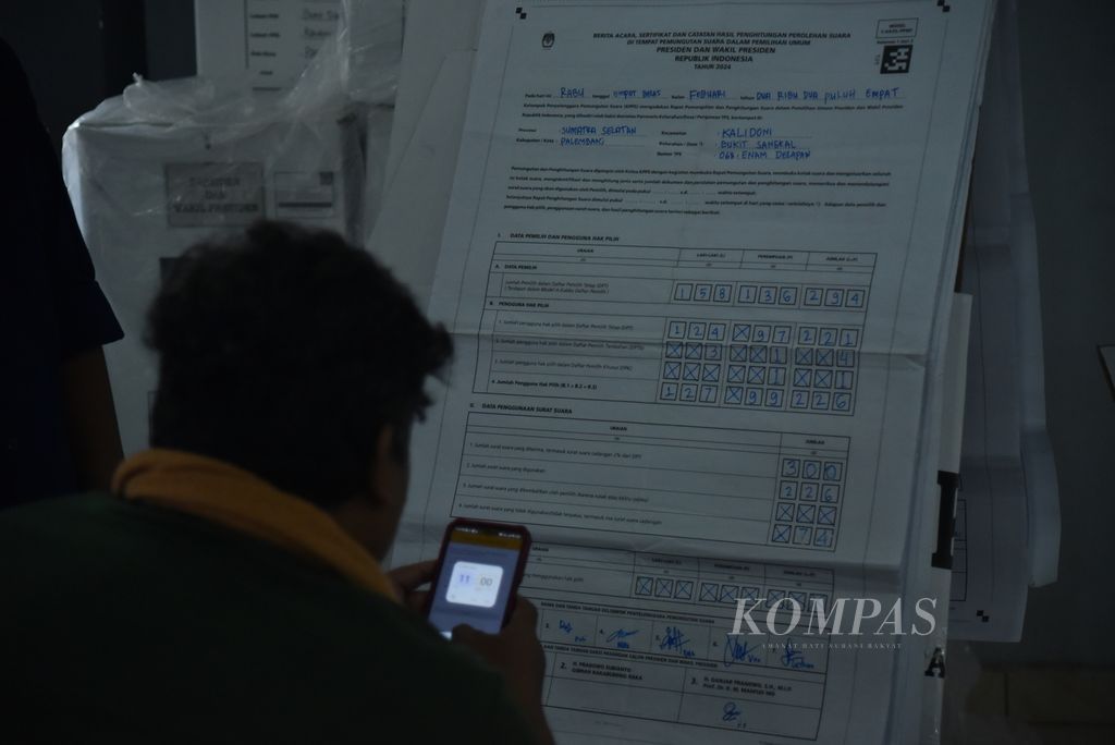 Saksi mengecek ulang proses rekapitulasi hasil perhitungan suara Pemilu 2024 di Panitia Pemilihan Kecamatan (PPK) Kalidoni, Palembang, Sumatera Selatan, Senin (19/2/2024). 