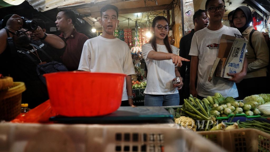 Calon wakil presiden Gibran Rakabuming Raka dan istrinya, Selvi Ananda, mengisi hari berkampanyenya dengan mengunjungi Pasar Rawasari, Cempaka Putih, Jakarta, Minggu (3/12/2023). 