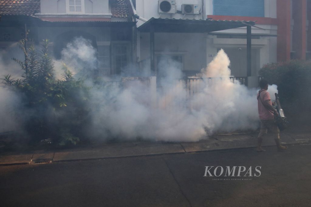 Petugas melakukan <i>fogging</i> atau pengasapan di kompleks perumahan di Nusa Loka BSD, Lengkong Gudang Timur, Serpong, Tangerang Selatan, Senin (21/8/2023).  