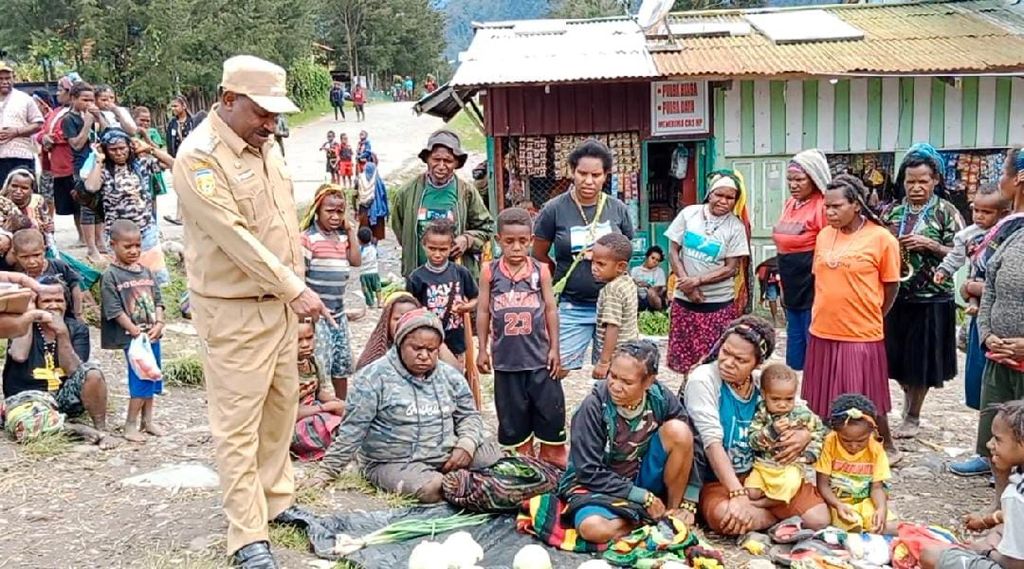 Bupati Willem Wandik meninjau aktivitas warga yang berjualan di pasar tradisional Distrik Ilaga, ibu kota Kabupaten Puncak, Papua, pada 2 Februari 2022.